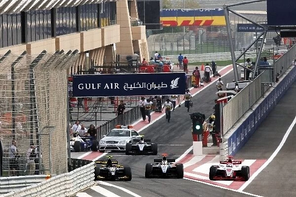 GP2 Series: Some confusion at the end of the pit lane amongst the stalled cars