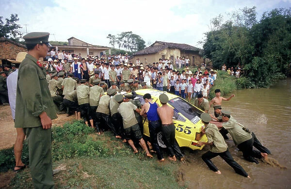 Hong Kong to Beijing Rally. Locals and police help a car out of the lake. World Copyright:LAT Photographic. Ref:35mm Image