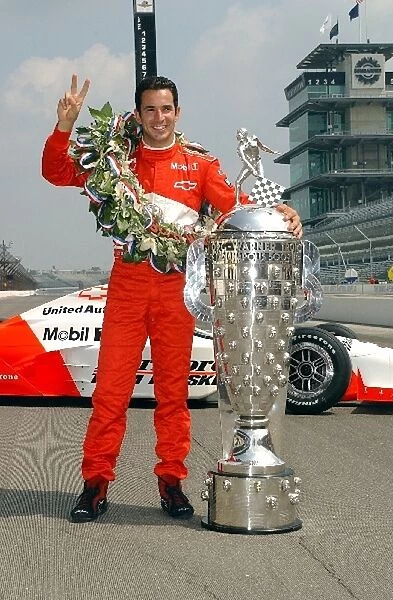 Indy Racing League: Helio Castroneves with trophy