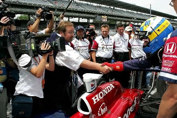 Indy Racing League: Kenny Brack is congratulated by his team after setting the fastest qualifying time, Indianapolis 500 qualifying, Indianapolis