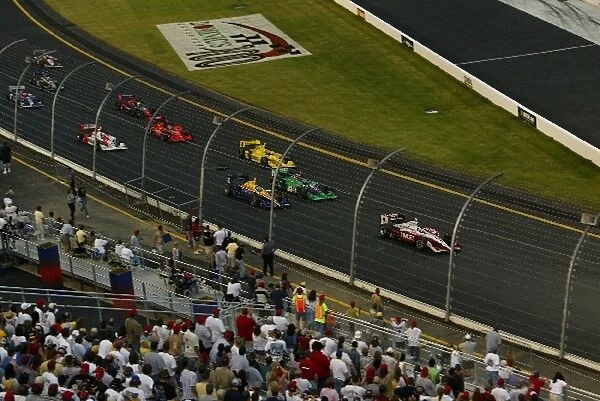 Indy Racing League: Scott Dixon leads the Sun Trust Indy Challenge at the Richmond Intl. Raceway, Richmond, VA, 28, June, 2003. 03irl07