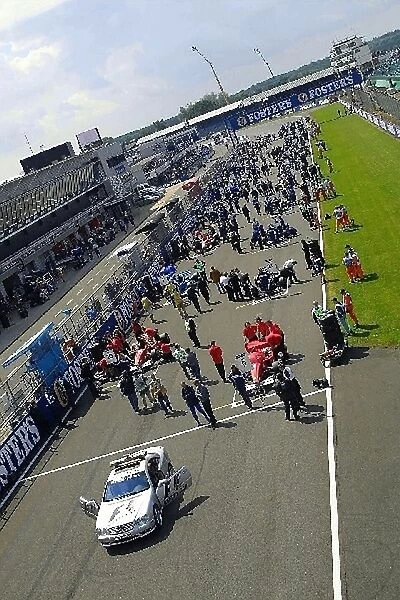 International F3000 Championship: Cars line up on the grid