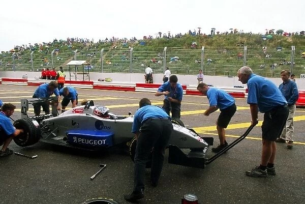 International Formula 3: Ronnie Bremer Manor Motorsport practices a pit stop