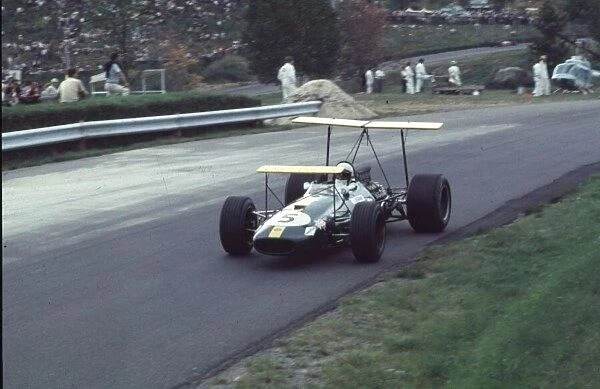 Jack Brabham, Brabham BT26 (retired) Canadian Grand Prix, Mont-Tremblant 22nd September 1968 Rd 10 World LAT Photographic Tel: +44 (0) 181 251 3000 Fax: +44 (0) 181 251 3001 Ref: 68 CAN 43