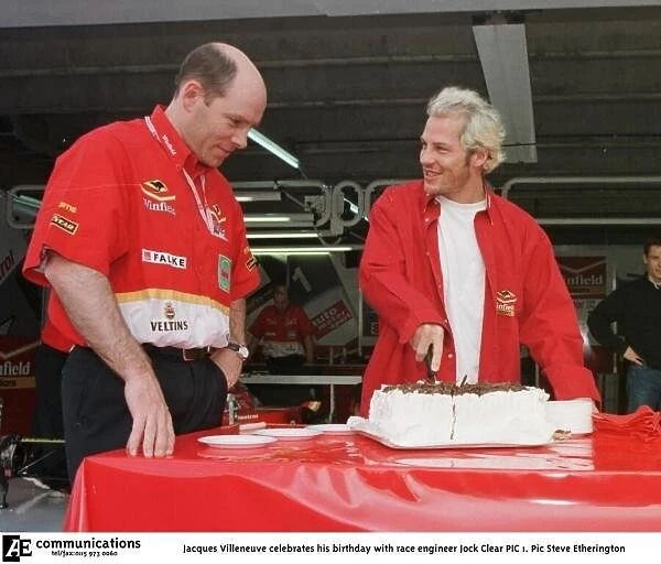 SE 1. Jacques Villeneuve celebrates his birthday with race engineer Jock Clear PIC 1