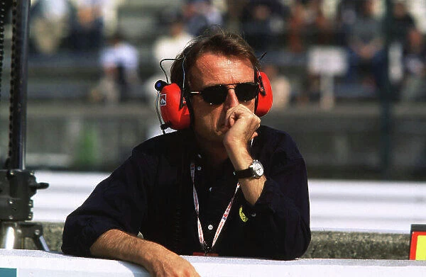 JAPANESE GRAND PRIX SUZUKA, JAPAN 30 / 10 - 1 / 11 1998 - RD 16 LUCA DI MONTEZEMOLO LOOKS ON AT WHAT MIGHT HAVE BEEN. PHOTO: LAT