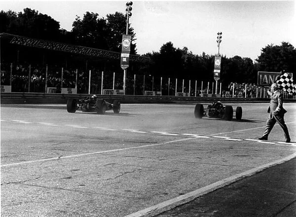 John Surtees, Honda Italian Grand Prix, Monza 1967 World LAT Photographic Tel: +44 (0) 181 251 3000 Fax: +44 (0) 181 251 3001 Somerset House, Somerset Road, Teddington, TW11 8RU Ref: 1725*24