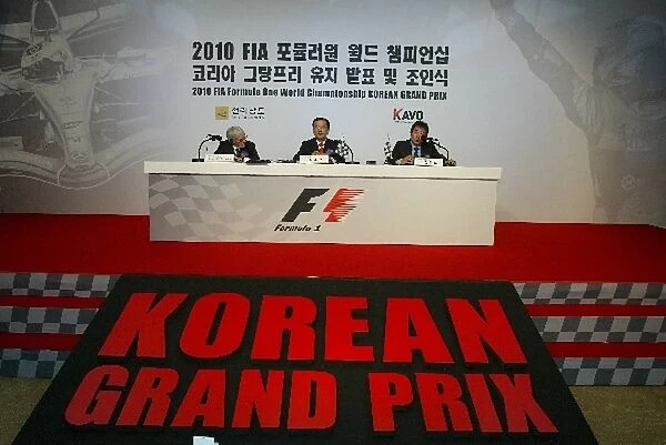Korean Grand Prix Press Conference: Bernie Ecclestone FOM President, Mr. Jun-yung Park Governor of Jeollanam-do Provincial Government and Mr