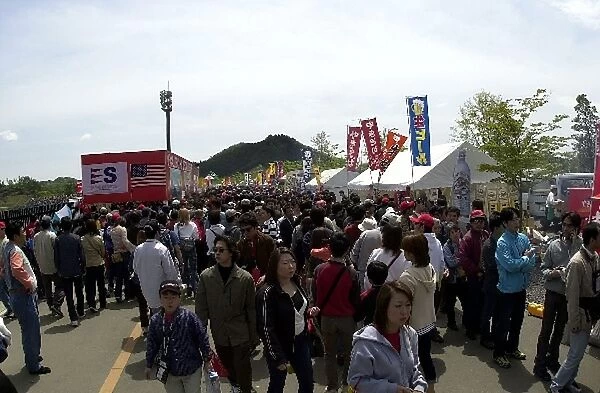 Part of the large crowd mingles through the midway prior to the start of the Bridgestone Potenza 500. Twin Ring Motegi, Motegi, Japan. 27