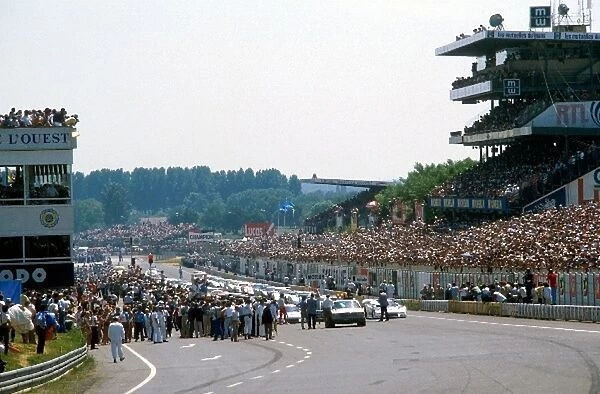 Le Mans 24 Hours: The grid before the start of the race