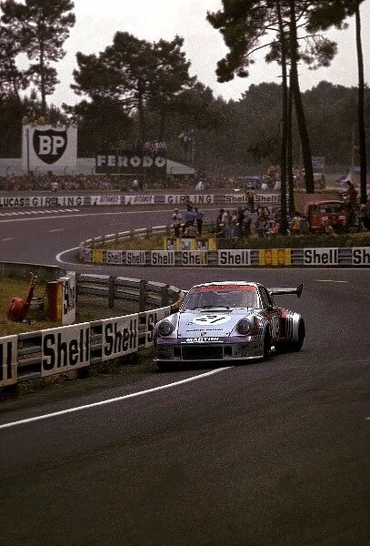 Le Mans 24 Hours: Manfred Schurti  /  Helmutt Koinigg Martini Racing Porsche 911 RSR Turbo retired from the race