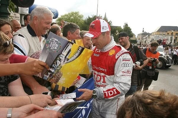 Le Mans 24 Hours: Tom Kristensen, Audi, signs autographs for fans
