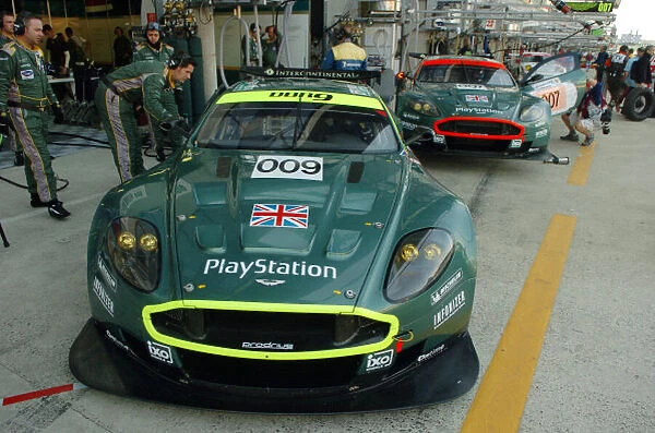 Le Mans-6  /  17  /  06-Aston Martin Racing pit action-World Copyright-Dave Friedman  /  LAT