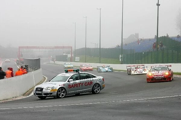Le Mans Endurance Series: The safety car heads the field