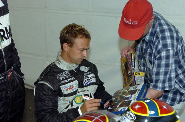 Le Mans Inspection-June 13, 3006-Nicolas Kiesa signs fans pictures. World Copyright-Dave Friedman  /  LAT Photographic 2006
