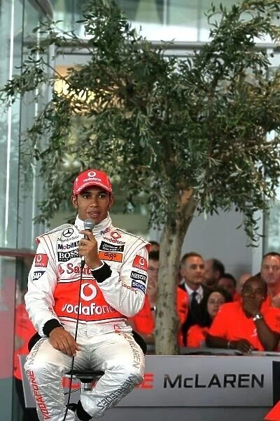 Lewis Hamilton arrives in the UK as 2008 World Champion