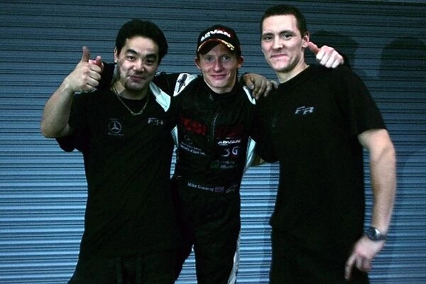 Macau Formula 3: Mike Conway Double R Racing and his team