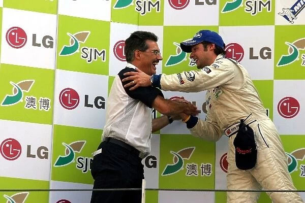 Macau WTCC Guia Touring Cars: 2005 WTCC champion, Andy Priaulx BMW Team UK is congratulated by BMWs Dr. Mario Theissen