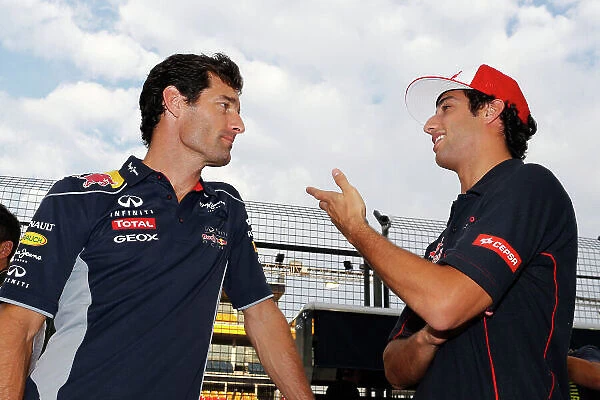 Marina Bay Circuit, Singapore. 19th September 2013. Mark Webber, Red Bull Racing, talks to Daniel Ricciardo, Toro Rosso. World Copyright: Steven Tee / LAT Photographic. ref: Digital Image _L0U0510