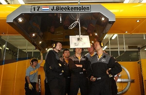 Mechanics follow the work of Jeroen Bleekemolen (NED), OPC Euroteam, Opel Astra V8 Coup