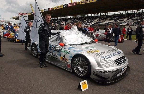 Mechanics of the HWA Team push the car of Christijan Albers (NED), Express-Service AMG-Mercedes