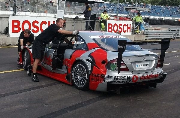 Mechanics push the car of Bernd Schneider (GER), Vodafone AMG-Mercedes