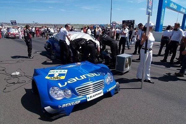 DTM. Mechanics work on the car of Gary Paffett (GBR) Laureus AMG-Mercedes C-Klasse (2006).