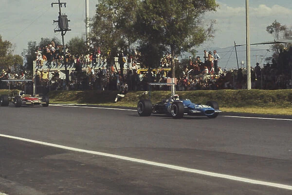 Mexico City, Mexico. 1-3rd November 1968. Jackie Stewart, Matra MS10 Ford, leads Graham Hill, Lotus 49B Ford. Ref: 68MEX25. World Copyright: LAT Photographic