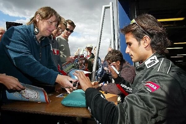 Minardis Thunder at the Rock: Vitantonio Liuzzi, signs autographs for fans