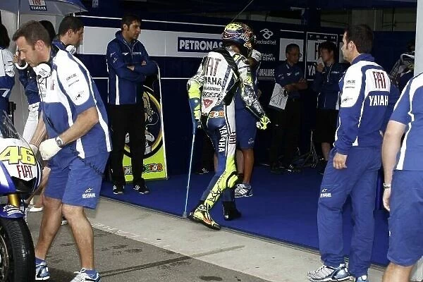 MotoGP. Valentino Rossi (ITA), FIAT Yamaha, with a crutch supporting his broken leg.