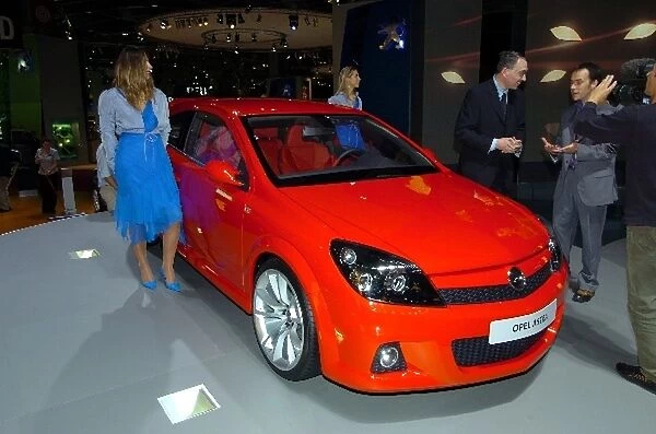 Paris Motor Show: The new Opel Astra Coupe