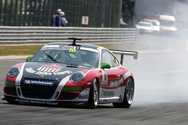 Porsche Supercup: Jeroen Bleekemolen spins out of the lead