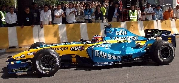 Renault F1 Roadshow: Fernando Alonso demonstrates his Renault R24 to the Turkish F1 fans