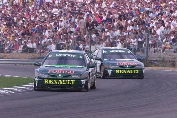 The Renault Lagunas in formation BTCC, Brands Hatch, 30  /  8  /  99 World JENNINGS  /  LAT Photographic