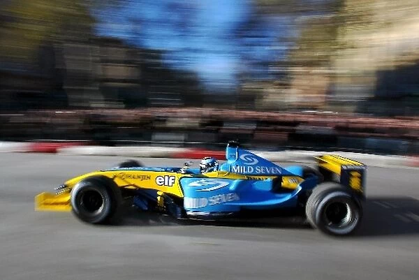 Renault R23 Action: Jarno Trulli demonstrates the Renault R23