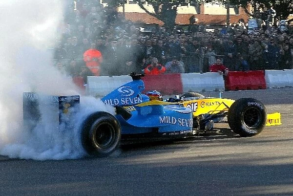 Renault R24 Launch Action: Fernando Alonso lights up the tyres on the Renault R23 in front of the fans