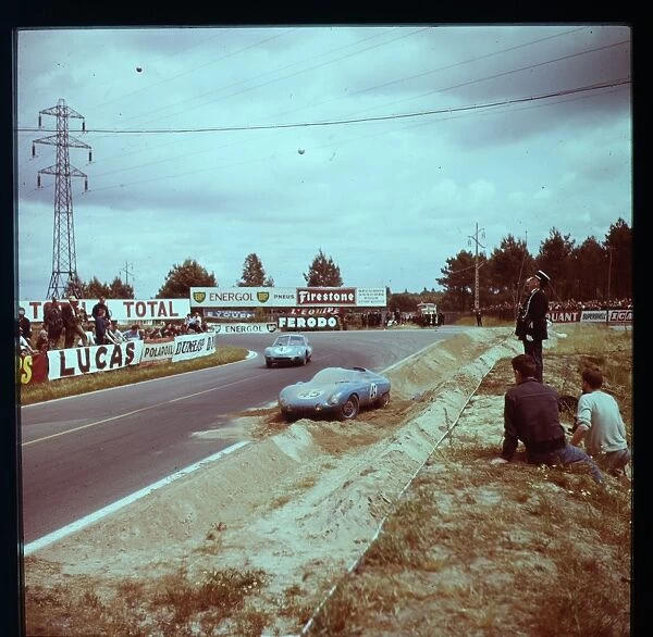 Rollin  /  Bartholoni pass Moynet  /  Vidilles crashed car: 1961 LE MANS 24 HOURS
