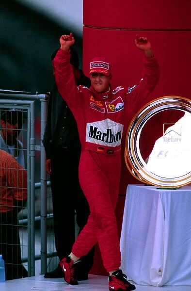 Schumacher salutes the crowd