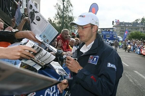 Sebastien Bourdais (FRA) Team Total Peugeot signs autographs at the drivers parade