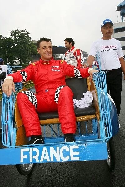 Speedcar Series: Jean Alesi takes a ride in a rickshaw