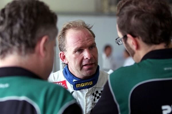Speedcar Series Testing: Uwe Alzen talks with Phoenix Racing team personnel
