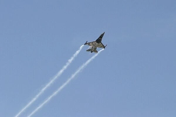 Spyker vs F-16 Jet Fighter: The General Dynamics F-16 leaves wing tip vapour trails