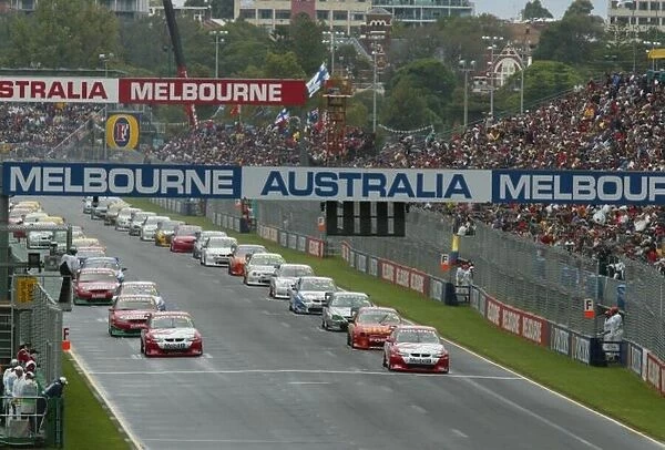 V8 Supercar 2002 AGP : The V8 Supercars line up on the grid for the start of race 3 at