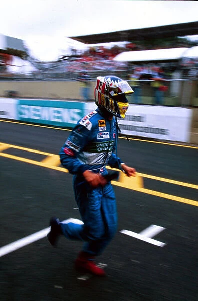 Wurz runs back to the pits