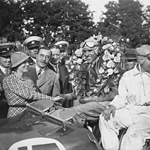1933 Tourist Trophy - Tazio Nuvolari: Tazio Nuvolari, 1st position, on the podium and being congratulated by his wife