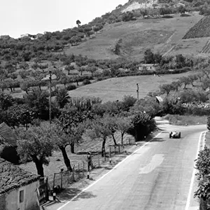 1938 Coppa Acerbo. Pescara, Italy. 14 August 1938. Count Carlo Felice Trossi, Maserati 8CTF, retired, leads Hermann Muller, Auto Union D, retired, early in the race, action. World Copyright: Robert Fellowes / LAT Photographic Ref: 38CA14