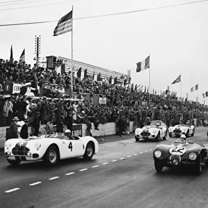 1951 Le Mans 24 hours: Stirling Moss / Jack Fairman, retired, leads at the start with Phil Walters / John Fitch, 18th position, along side, action