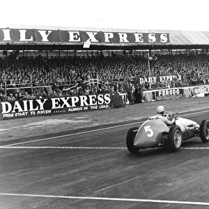 1953 British Grand Prix: Alberto Ascari takes the chequered flag for 1st position