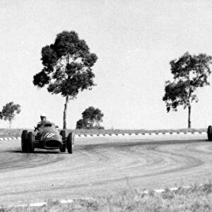 1955 Buenos Aires Grand Prix: Giuseppe Farina leads Karl Kling
