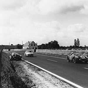 1956 Le Mans 24 hours: Stirling Moss / Peter Collins, 2nd position, leads Jean-Claude Vidilles / Jean Thepenier, 11th position, action